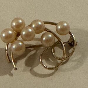 Elegant Vintage Faux Pearl Brooch Pin Gold Toned and Cream